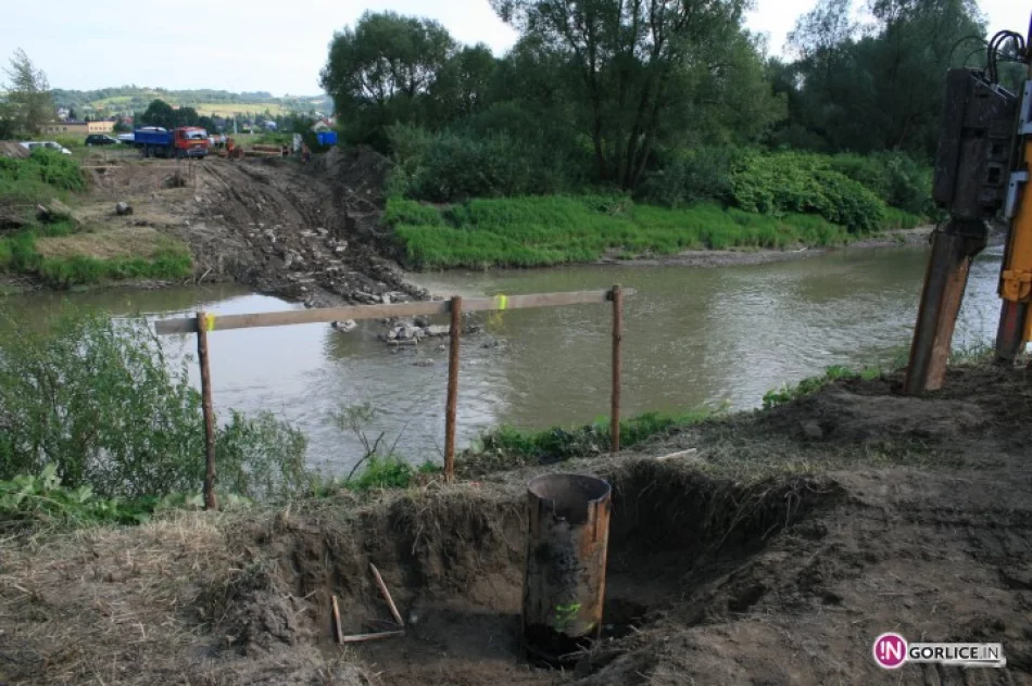 W Korczynie k/Biecza powstaje nowa kładka - zdjęcie 4