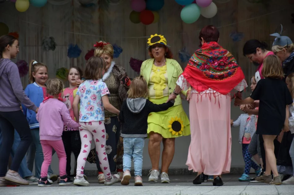 Atrakcje i zabawy dla dzieci w dniu pełnym radości - zdjęcie 13