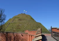 Policja zajmuje sprawą usunięcia flagi ukraińskiej z kopca Kościuszki przez Grzegorza Brauna - zdjęcie główne