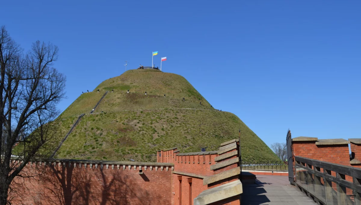 Policja zajmuje sprawą usunięcia flagi ukraińskiej z kopca Kościuszki przez Grzegorza Brauna