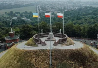 Ukraińska flaga ponownie na kopcu i list otwarty wojewody do... hejterów - zdjęcie główne