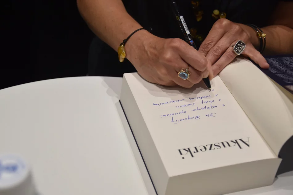 W Miejskiej Bibliotece Publicznej w Limanowej odbyło się spotkanie autorskie z Sabiną Jakubowską - zdjęcie 8