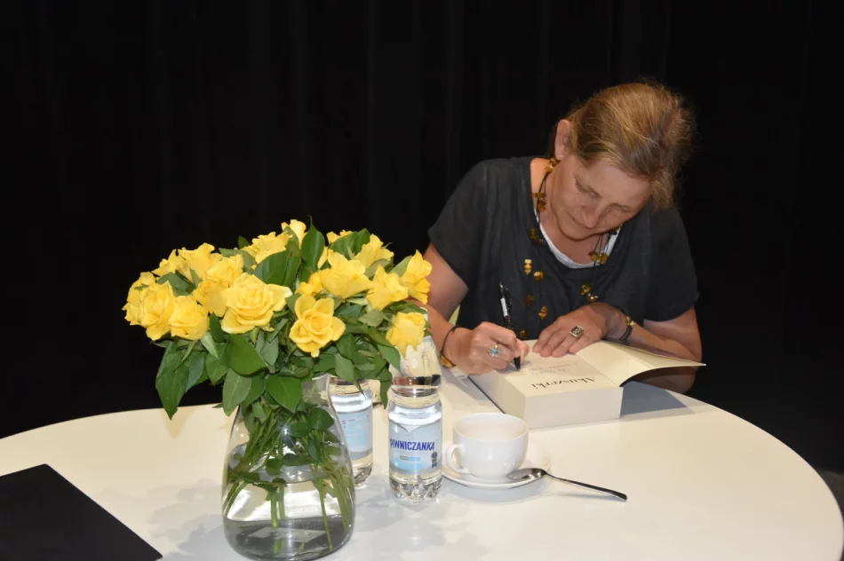 W Miejskiej Bibliotece Publicznej w Limanowej odbyło się spotkanie autorskie z Sabiną Jakubowską - zdjęcie 13