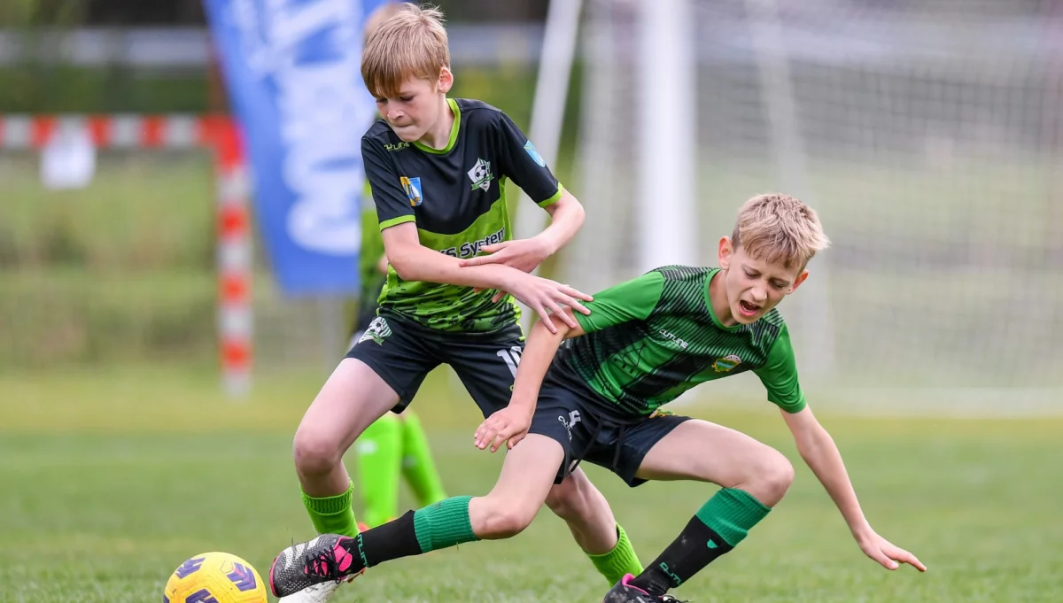 Piłkarskie święto w Świdniku. Uran promując piłkę nożną wśród dzieci i młodzieży, oddaje hołd lokalnemu działaczowi sportowemu.