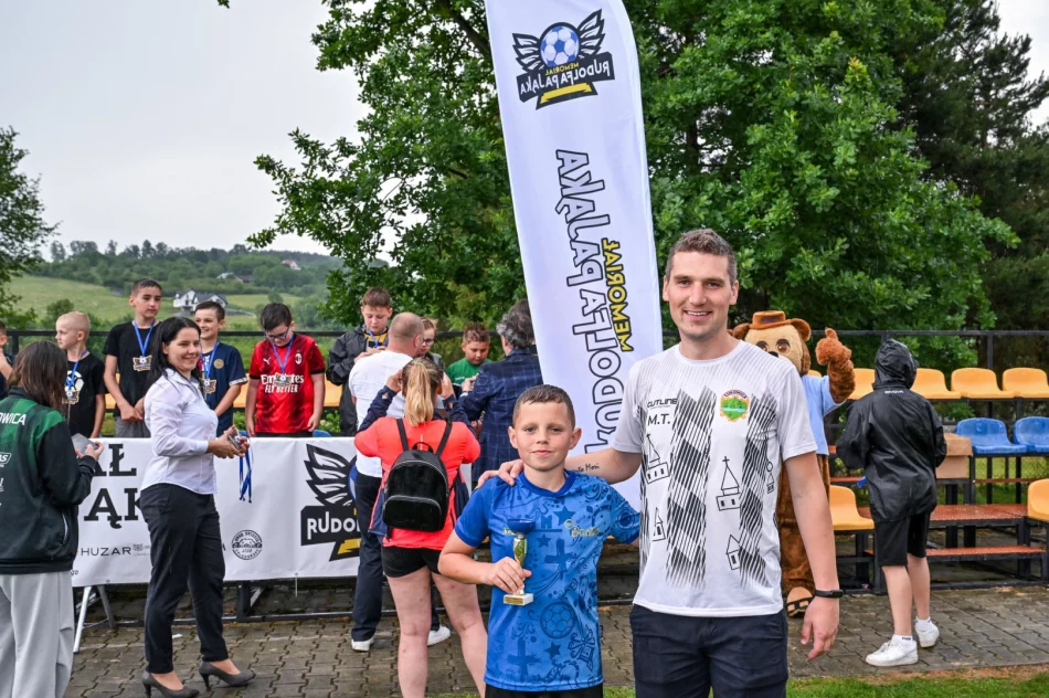 Piłkarskie święto w Świdniku. Uran promując piłkę nożną wśród dzieci i młodzieży, oddaje hołd lokalnemu działaczowi sportowemu. - zdjęcie 3