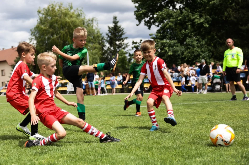 Piłkarskie święto w Świdniku. Uran promując piłkę nożną wśród dzieci i młodzieży, oddaje hołd lokalnemu działaczowi sportowemu. - zdjęcie 8
