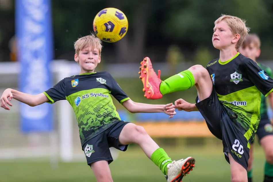 Piłkarskie święto w Świdniku. Uran promując piłkę nożną wśród dzieci i młodzieży, oddaje hołd lokalnemu działaczowi sportowemu. - zdjęcie 10
