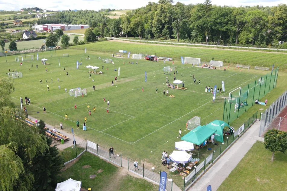 Piłkarskie święto w Świdniku. Uran promując piłkę nożną wśród dzieci i młodzieży, oddaje hołd lokalnemu działaczowi sportowemu. - zdjęcie 12