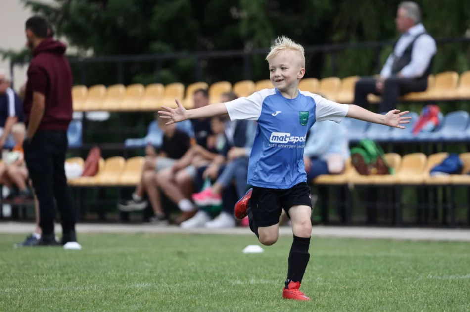 Piłkarskie święto w Świdniku. Uran promując piłkę nożną wśród dzieci i młodzieży, oddaje hołd lokalnemu działaczowi sportowemu. - zdjęcie 17