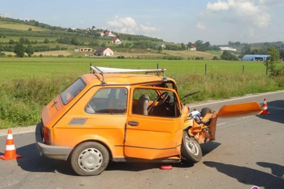 'Maluch' zderzył się z Fordem - jedna osoba w szpitalu - zdjęcie 2