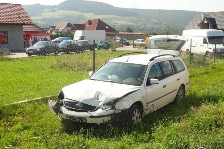 'Maluch' zderzył się z Fordem - jedna osoba w szpitalu - zdjęcie 3
