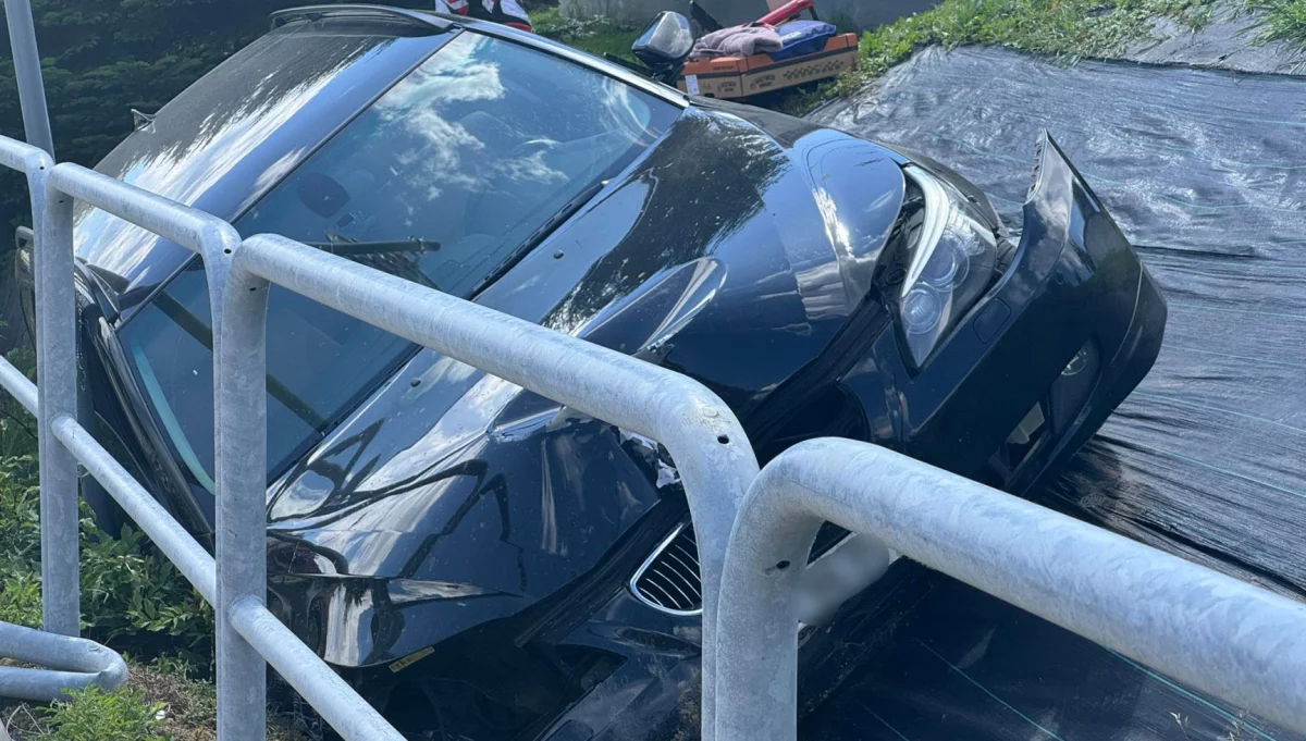 BMW wjechało w bariery i zatrzymało się w rowie
