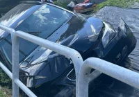 BMW wjechało w bariery i zatrzymało się w rowie - zdjęcie główne