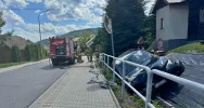 BMW wjechało w bariery i zatrzymało się w rowie - zdjęcie 2
