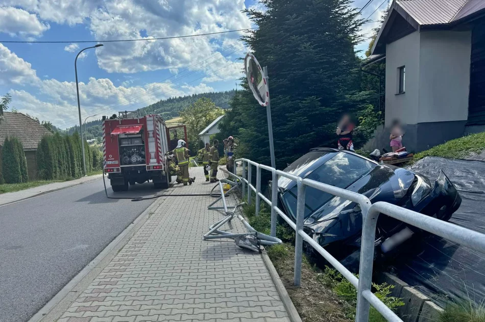 BMW wjechało w bariery i zatrzymało się w rowie - zdjęcie 2