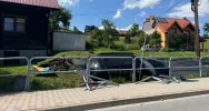 BMW wjechało w bariery i zatrzymało się w rowie - zdjęcie 3