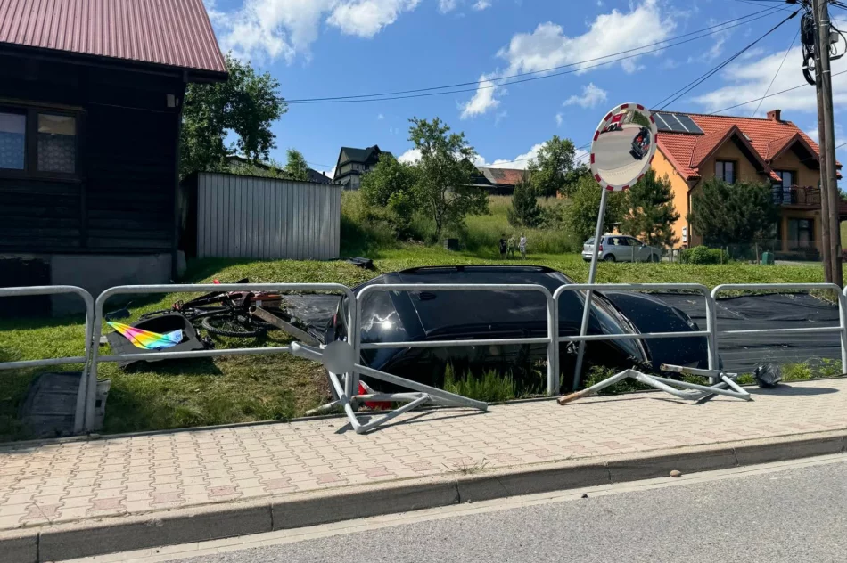 BMW wjechało w bariery i zatrzymało się w rowie - zdjęcie 3