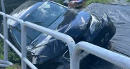 BMW wjechało w bariery i zatrzymało się w rowie - zdjęcie 4