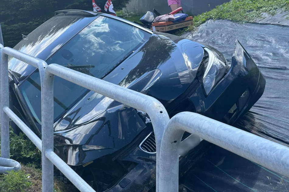 BMW wjechało w bariery i zatrzymało się w rowie - zdjęcie 4