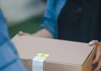 Jak wybrać najtańszego kuriera? Porównanie cen i usług wiodących firm kurierskich - zdjęcie główne