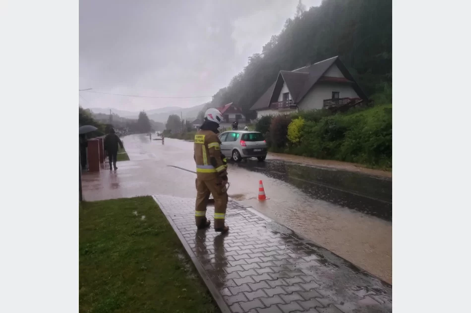 Aż 45 interwencji. Zalane domy i sklepy, osunięcia ziemi - zdjęcie 7