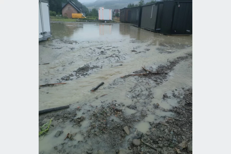 Aż 45 interwencji. Zalane domy i sklepy, osunięcia ziemi - zdjęcie 10