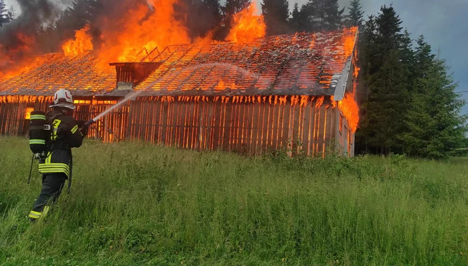 Pożar stodoły, w akcji powiatowy pluton zaopatrzenia wodnego - zdjęcie 1