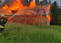 Pożar stodoły, w akcji powiatowy pluton zaopatrzenia wodnego - zdjęcie główne