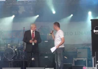 Zabawa w deszczu. Świętowanie rozpoczęte. - zdjęcie główne