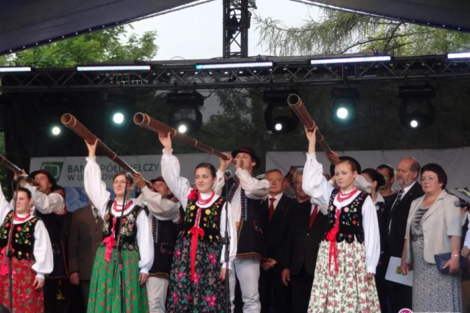 Zabawa w deszczu. Świętowanie rozpoczęte. - zdjęcie 2