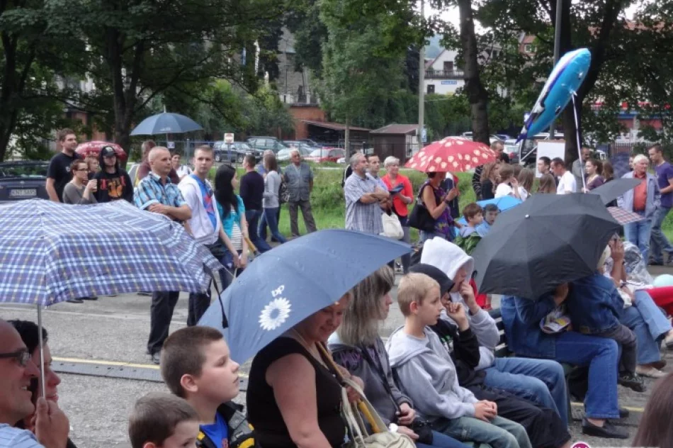 Zabawa w deszczu. Świętowanie rozpoczęte. - zdjęcie 3