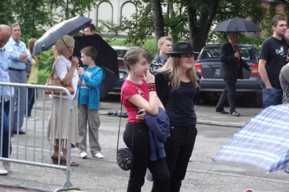 Zabawa w deszczu. Świętowanie rozpoczęte. - zdjęcie 4