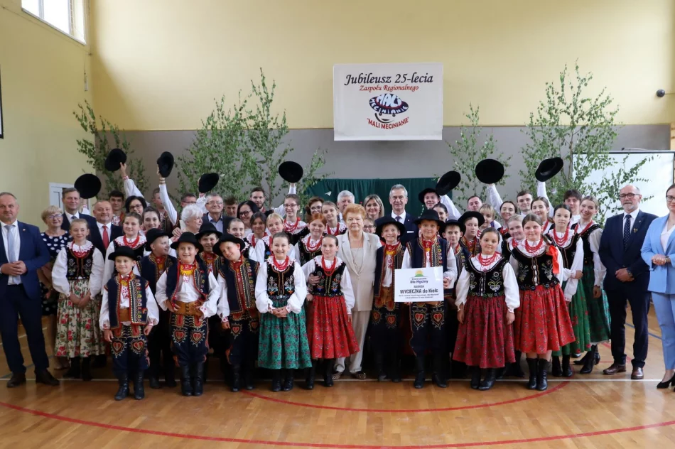 Jubileusz 25-lecia istnienia zespołu regionalnego „Mali Męcinianie" - zdjęcie 4