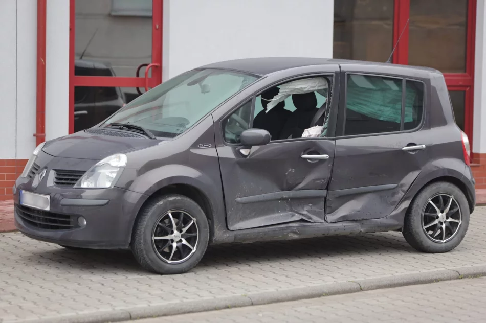 Zderzenie dwóch aut, na miejscu służby - zdjęcie 4