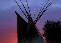 Matka z synem okradła wioskę indiańską - zdjęcie główne