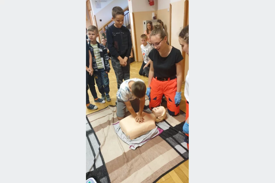 Uczniowie uczą się pierwszej pomocy z Maltańską Służbą Medyczną - zdjęcie 4