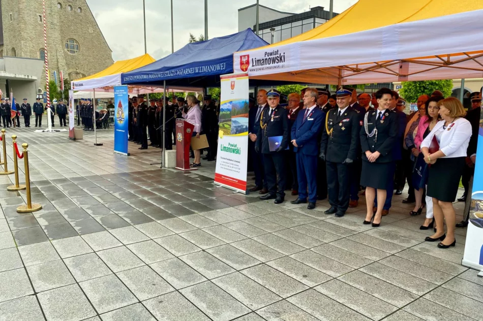 Powiatowe Święto Strażaków i jubileusz 150-lecia OSP Limanowa (ZDJĘCIA) - zdjęcie 11