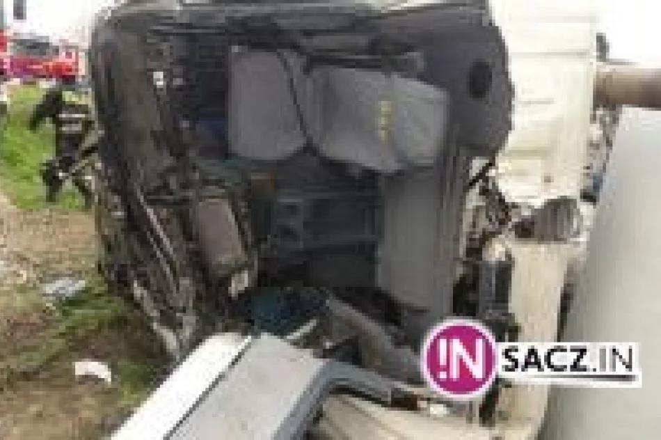 Samochód ciężarowy wypadł z drogi. Dramatyczna akcja ratownicza - zdjęcie 2