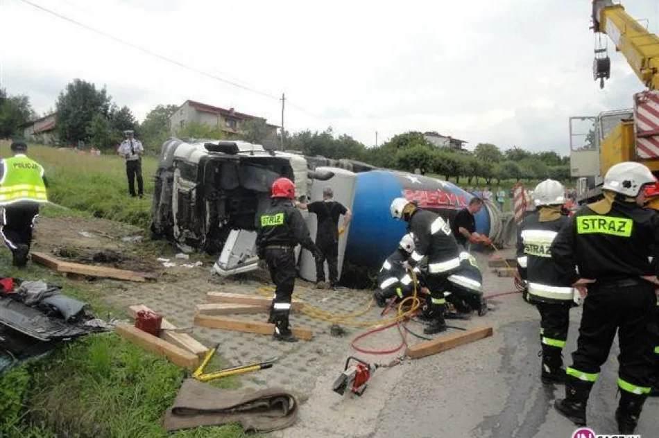 Samochód ciężarowy wypadł z drogi. Dramatyczna akcja ratownicza - zdjęcie 3