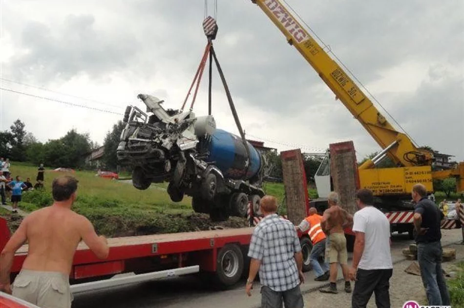 Samochód ciężarowy wypadł z drogi. Dramatyczna akcja ratownicza - zdjęcie 4
