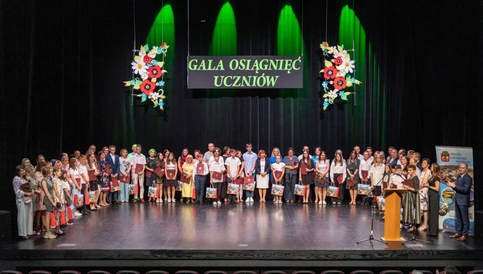 Podczas uroczystej gali nagrodzono najlepszych uczniów szkół miejskich - zdjęcie 1