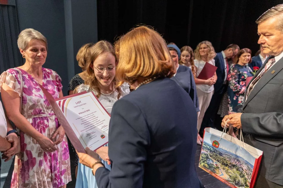 Podczas uroczystej gali nagrodzono najlepszych uczniów szkół miejskich - zdjęcie 4