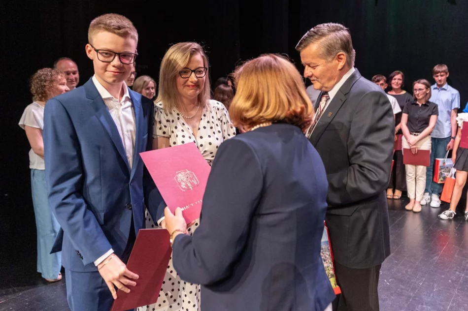 Podczas uroczystej gali nagrodzono najlepszych uczniów szkół miejskich - zdjęcie 8