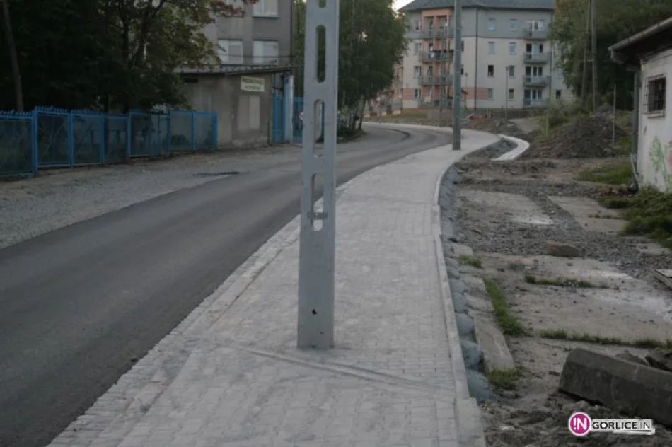 Nowa moda, słupy na środku chodnika! - zdjęcie 2