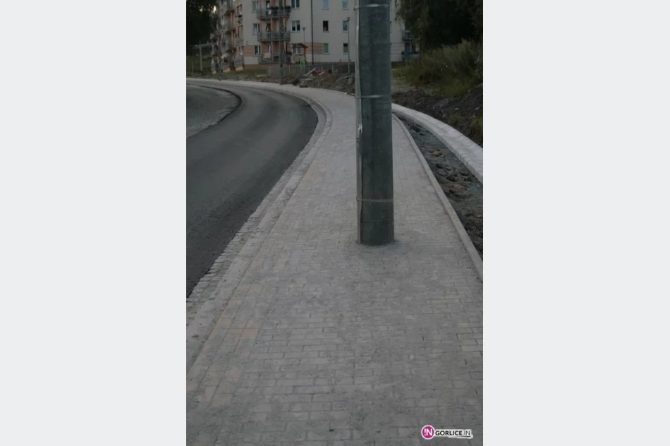 Nowa moda, słupy na środku chodnika! - zdjęcie 3