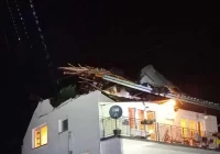 Gwałtowne burze i działania straży. Wiatr zerwał dach domu - zdjęcie główne