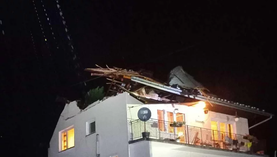 Gwałtowne burze i działania straży. Wiatr zerwał dach domu - zdjęcie 1