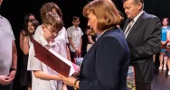 Uczniowie nagrodzeni za osiągnięcia podczas uroczystej gali (ZDJĘCIA) - zdjęcie 4
