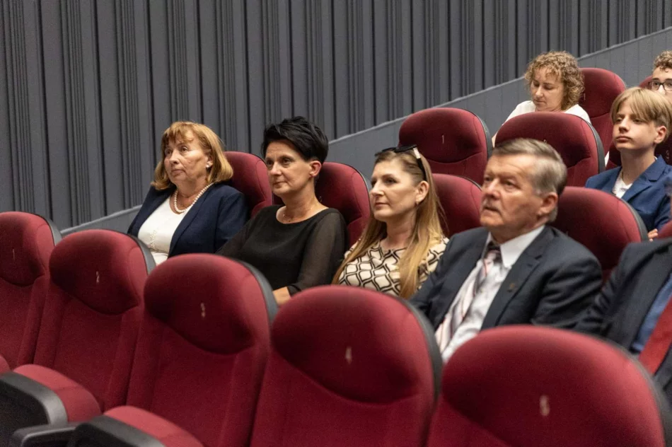 Uczniowie nagrodzeni za osiągnięcia podczas uroczystej gali (ZDJĘCIA) - zdjęcie 20