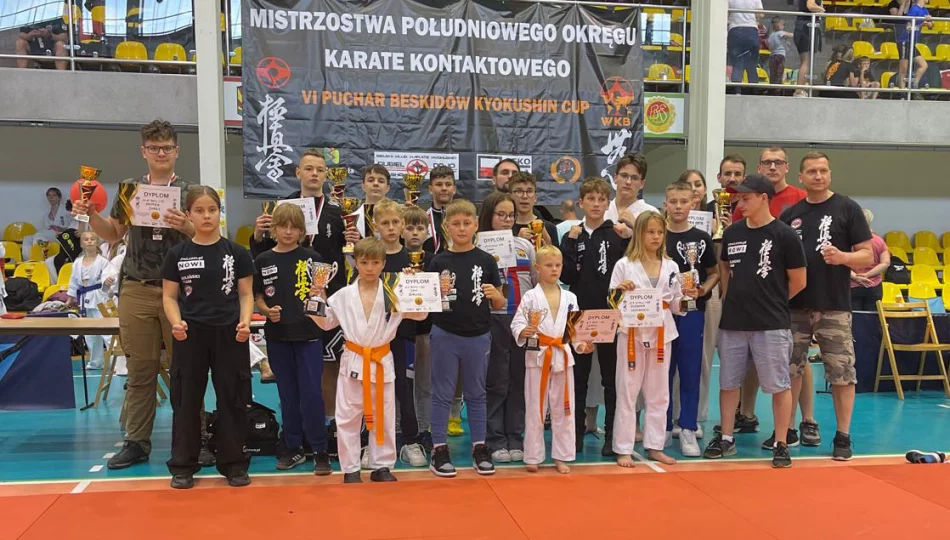 15 medali na Makroregionie Południowym w Bielsku Białej dla zawodników Limanowskiego Klubu Kyokushin Karate - zdjęcie 1